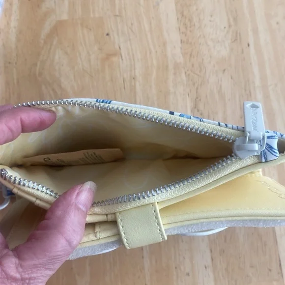 Betsey Johnson Blue white yellow Floral Wallet wristlet phone holder NWT. - Picture 6 of 13